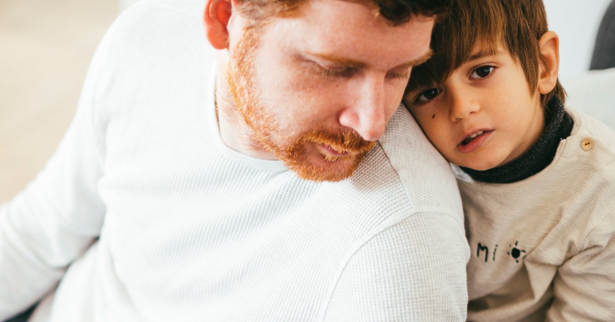 odrastao muškarac i dečak