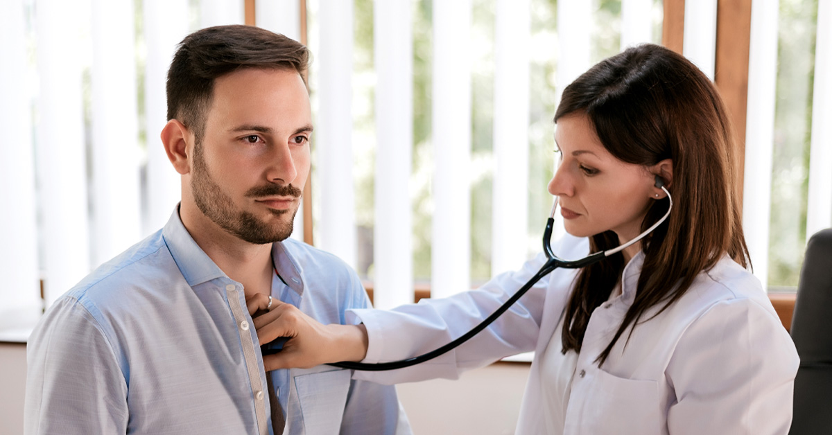 muskarac na pregledu kod ljekara