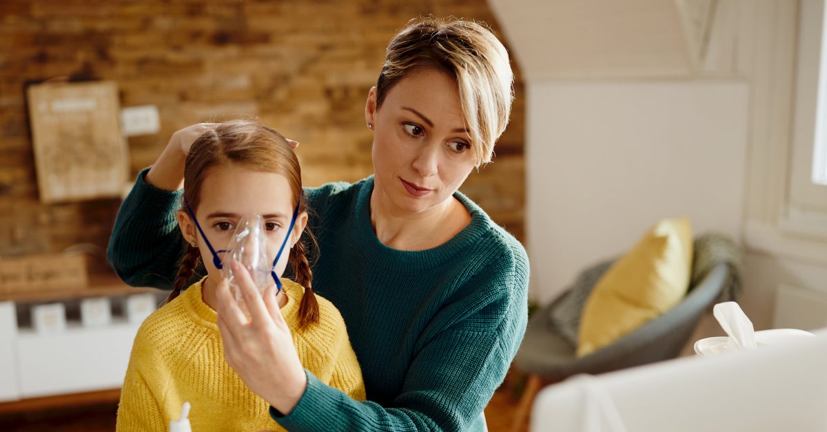 majka i dijete sa inhalatorom