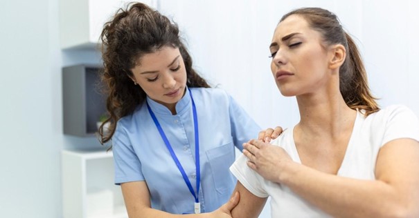 doktorica pregleda bolno rame pacijentkinje