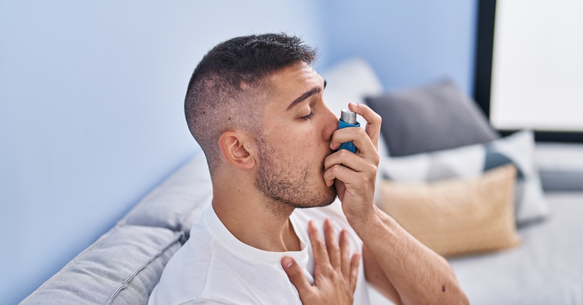 muškarac sa pumpicom za astmu