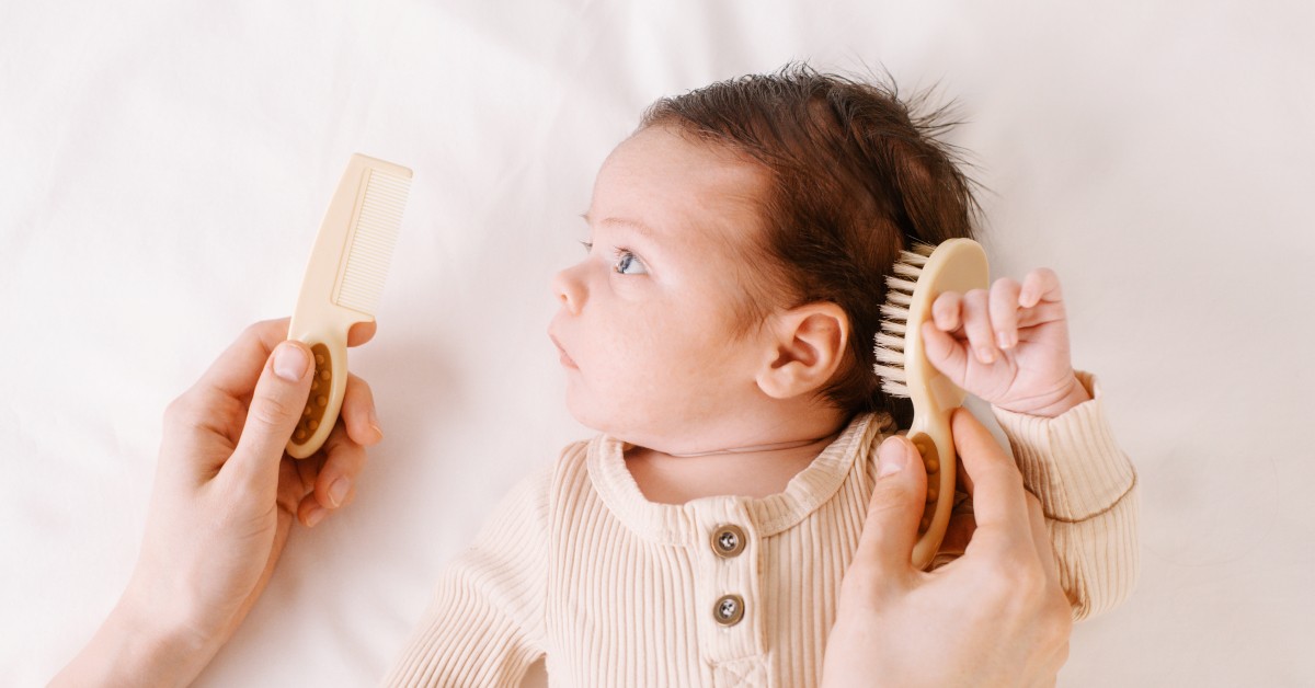 Beba sa znakovima seboroičnog dermatitisa na temenu (temenjača)