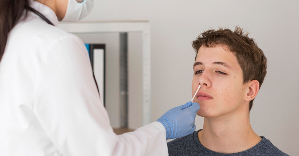 žena u krevetu sa jastukom