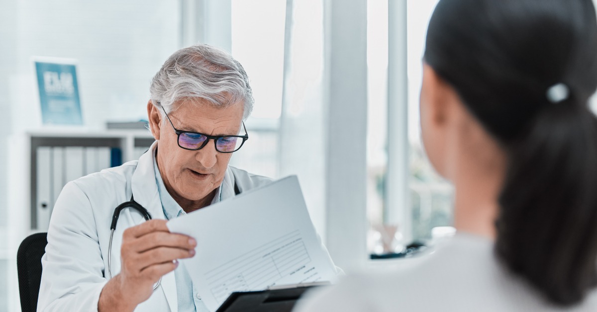 covek koji pregleda papirologiju