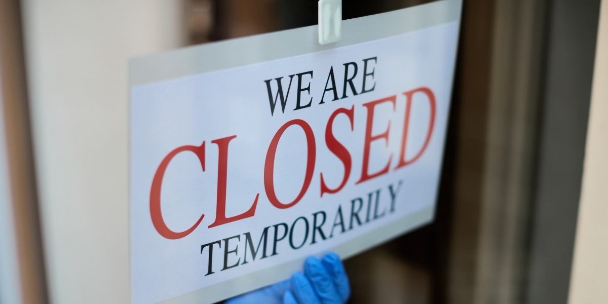 natpis na vratima closed