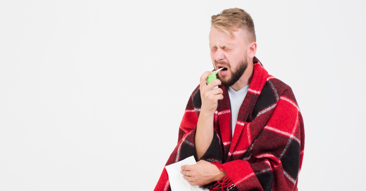 čovek sa pumpicom za grlo