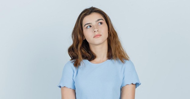 zamišljena devojka u plavoj majici