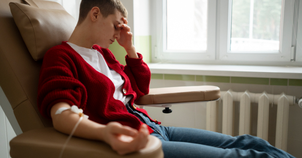 Dečko sedi priključen na infuziju