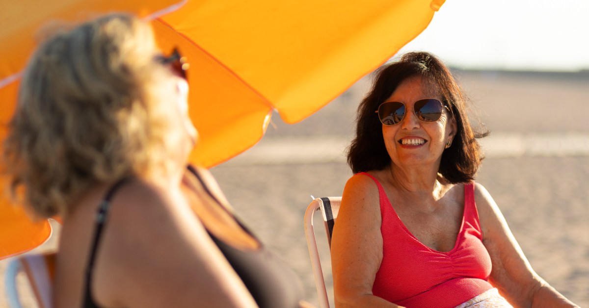 dve žene na plaži