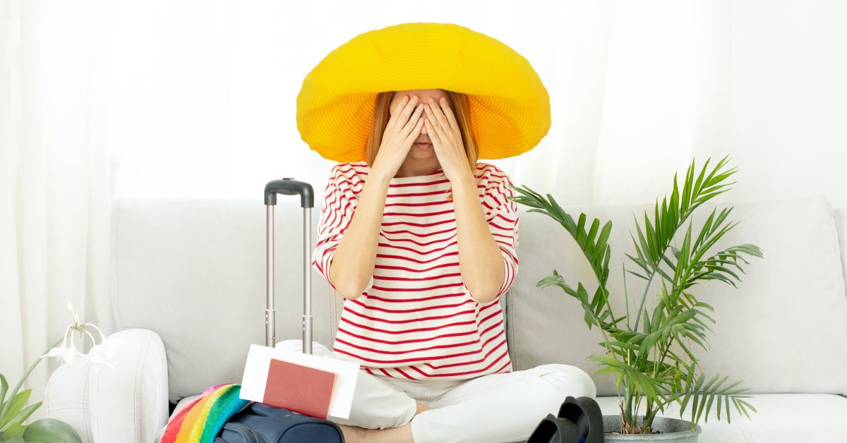 devojka koja se pakuje za putovanje