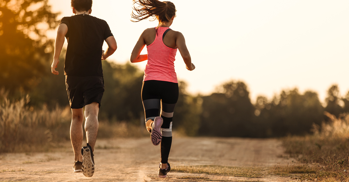 dvoje ljudi koji trče