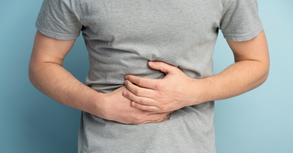 Muškarac se drži za stomak zbog simptoma upale pankreasa