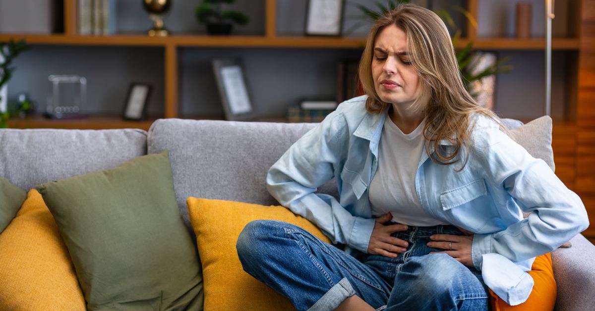  Osoba se drži za stomak usled nadutosti i bola u stomaku