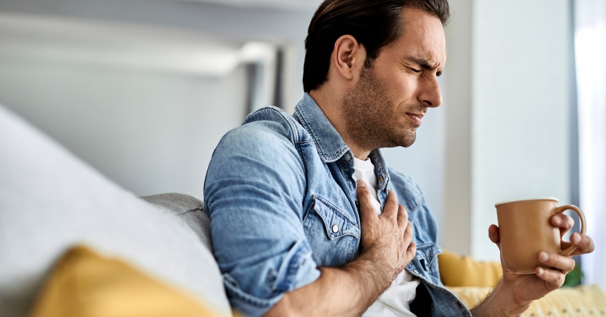 čovek sa bolom u grudima