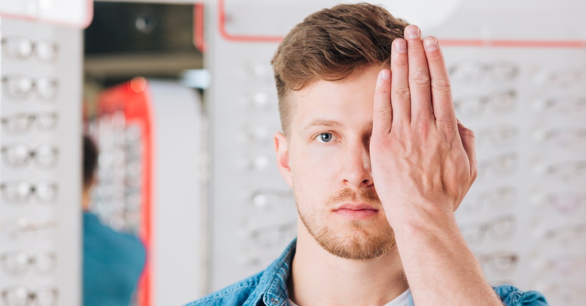 muškarac drži šaku ispred levog oka