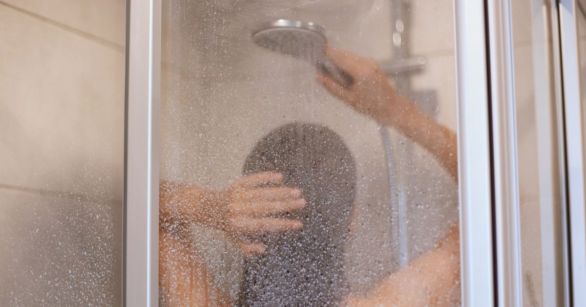 devojka se tusira u tus kabini