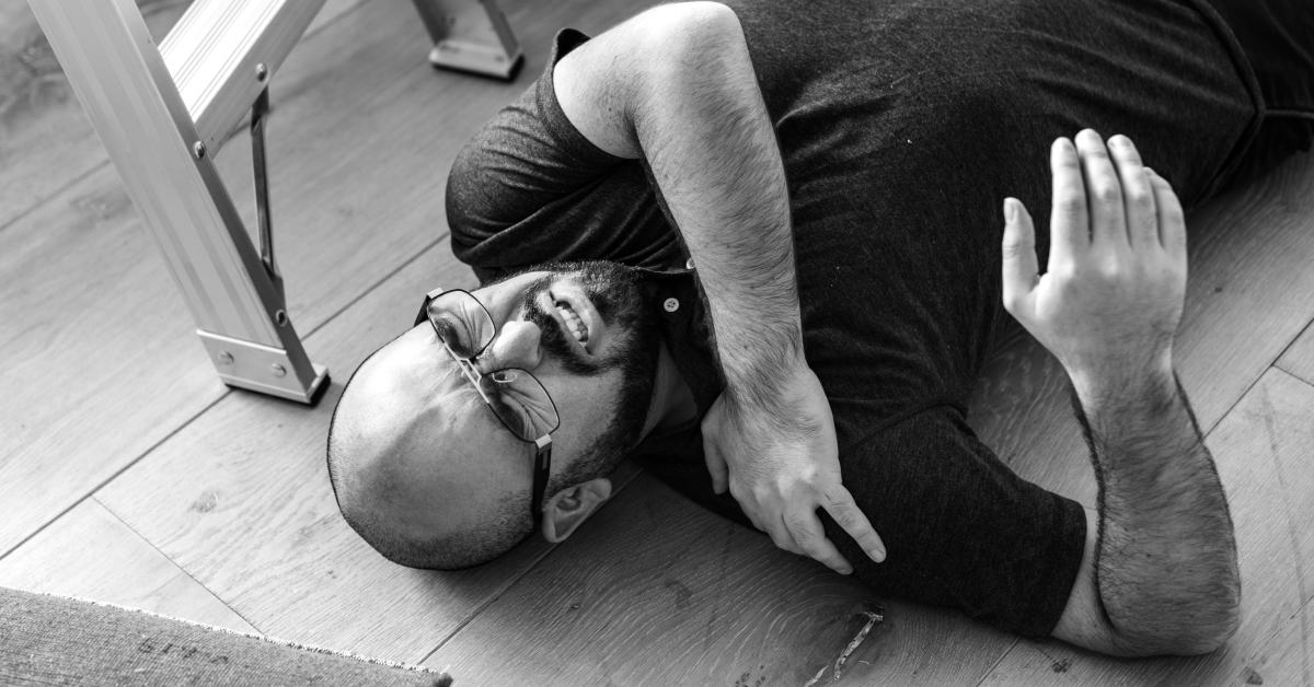 muškarac koji leži na podu sa bolom u ramenu - epilepsija