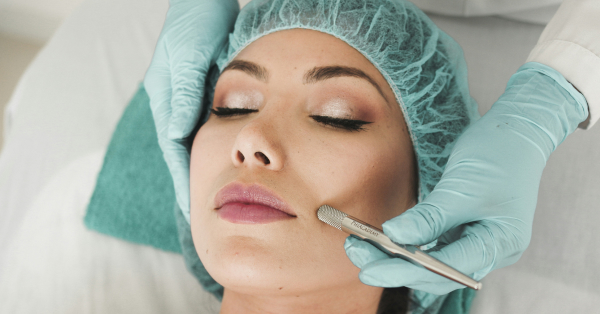lice žene tokom estetskog tretmana