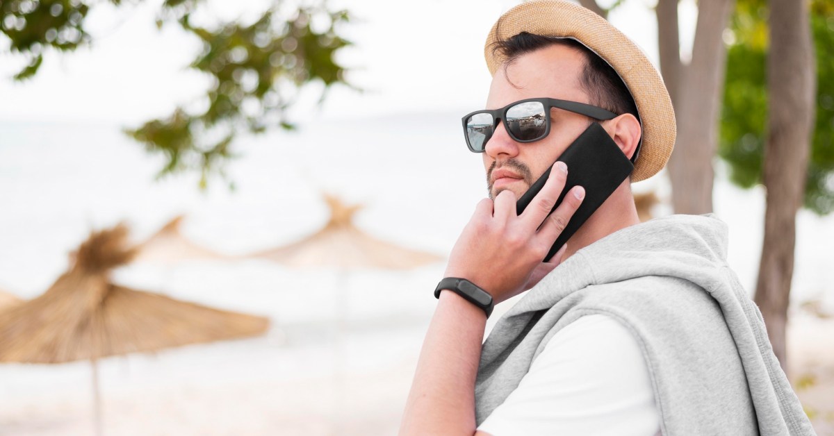 muskarac sa mobilnim telefonom