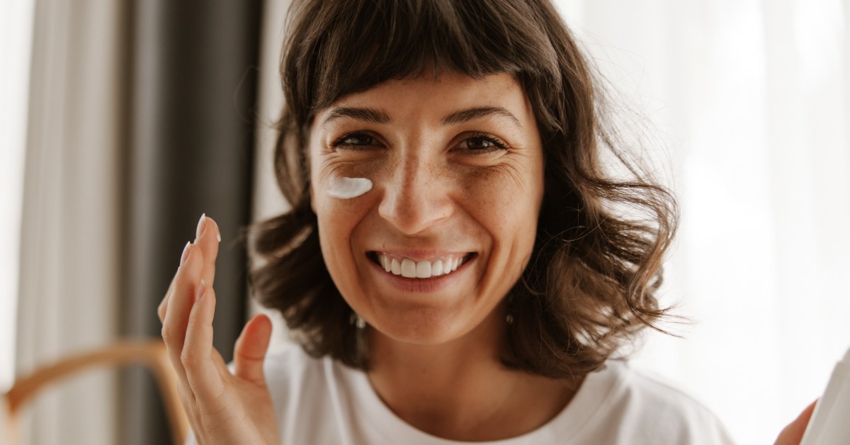 devijka sa kremom na licu