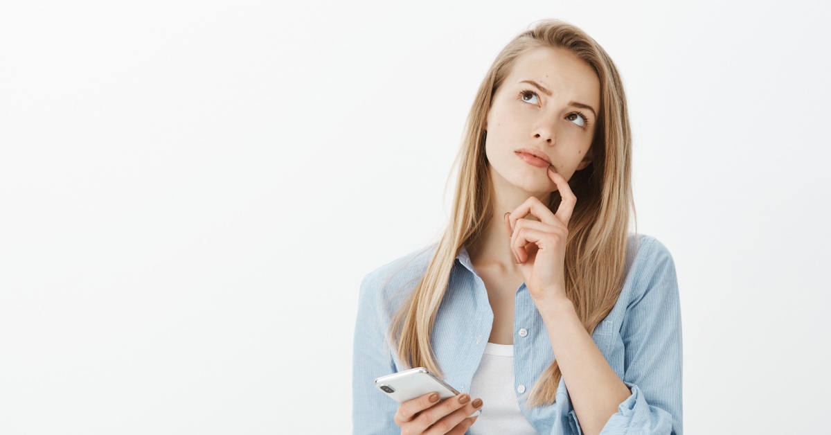 devojka sa telefonom u ruci