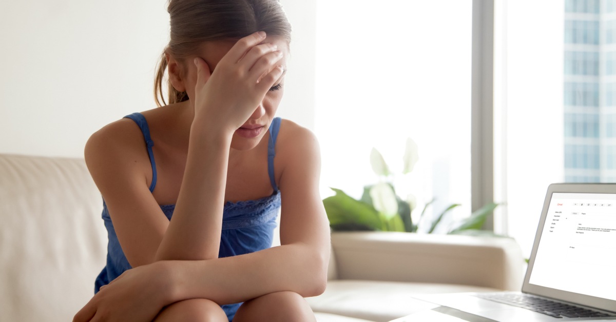 zabrinuta devojka sa rukom na glavi