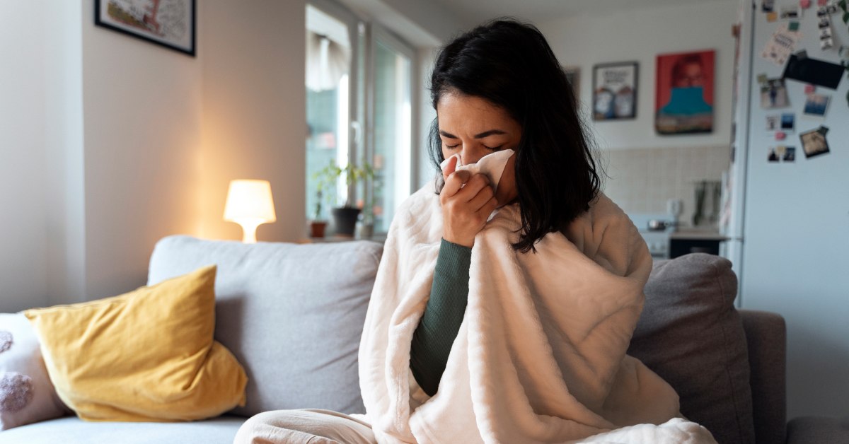 devojka koja kašlje