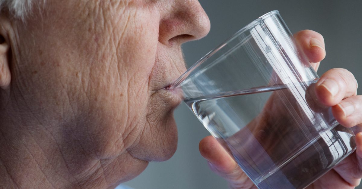 čovek sa čašom vode