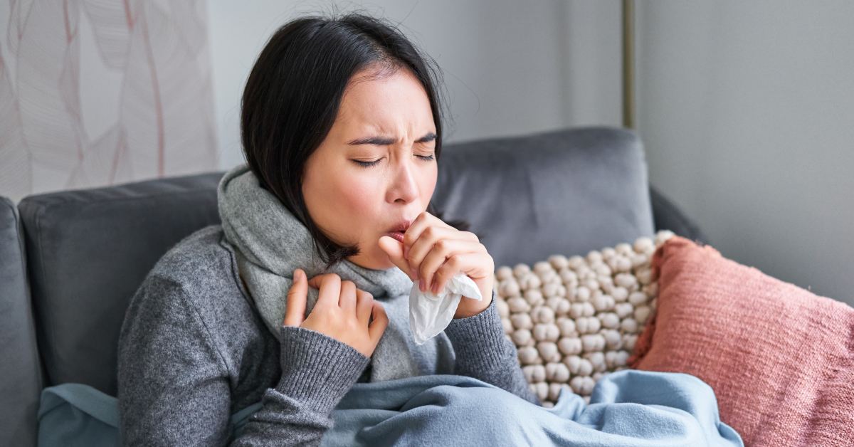 devojka koja kašlje