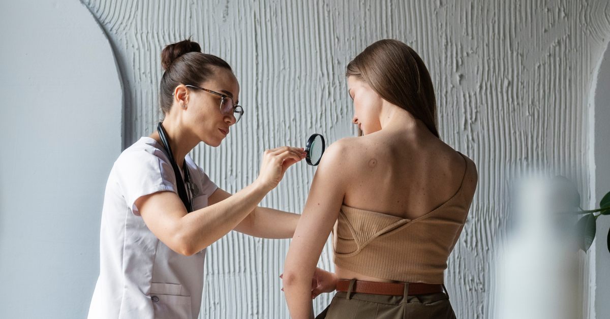 devojka na pregledu kod dermatologa