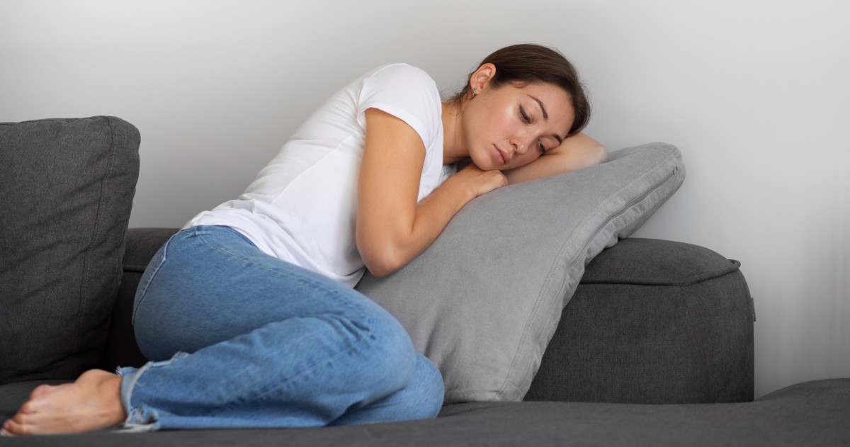 žena odmara na kauču