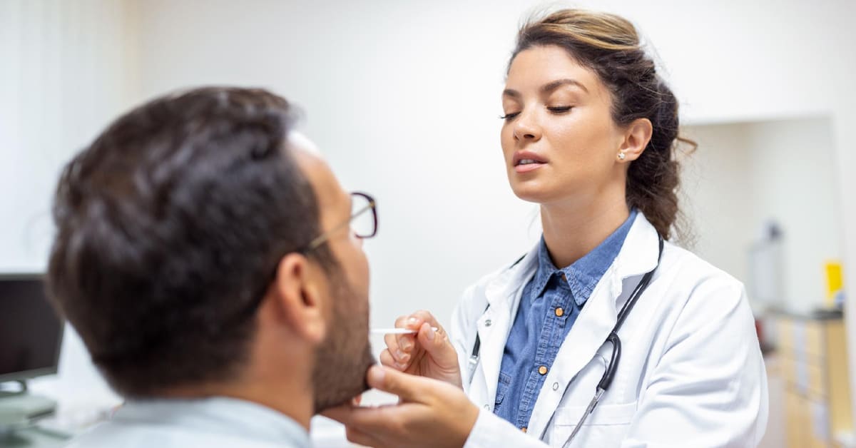 muskarac na pregledu krajnika kod ljekara