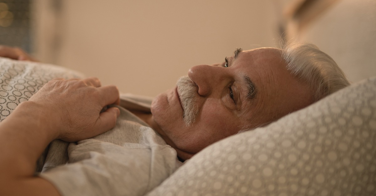 čovek koji leži u bolnici