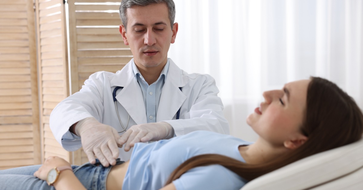 žena na pregledu kod gastroenterologa