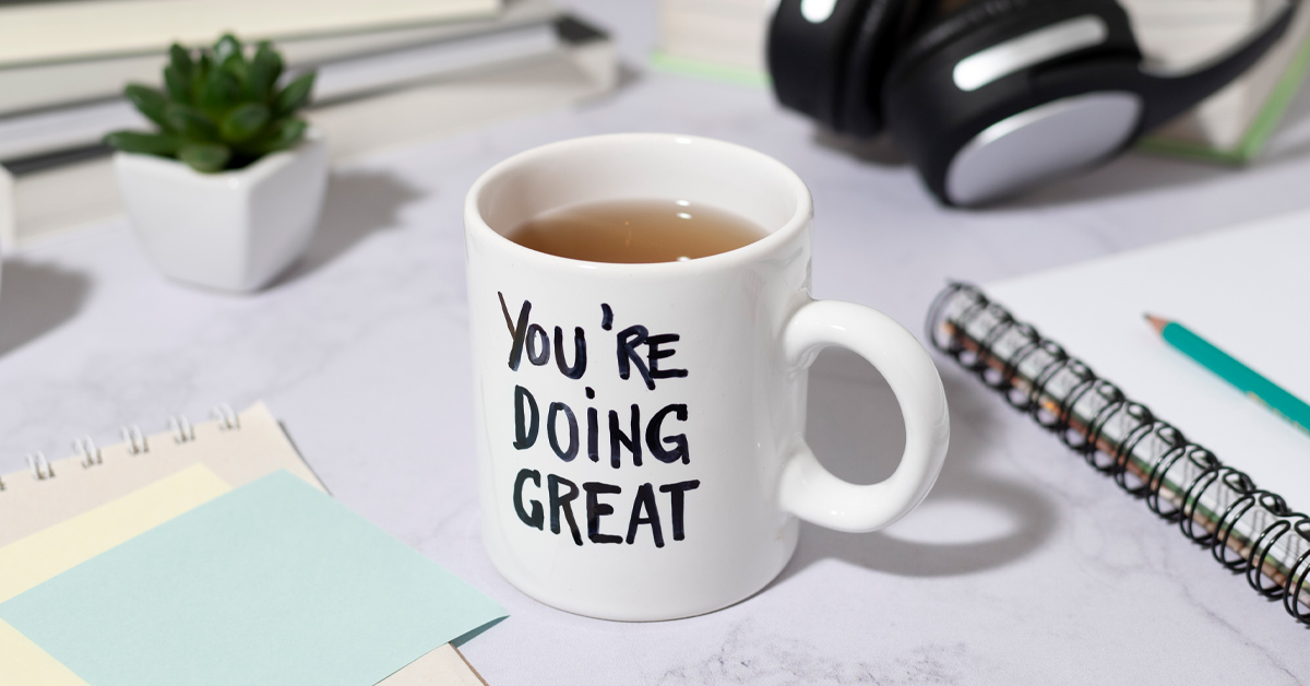 bijela šolja sa natpisom