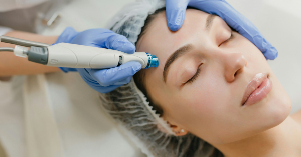 lice žene tokom estetskog tretmana